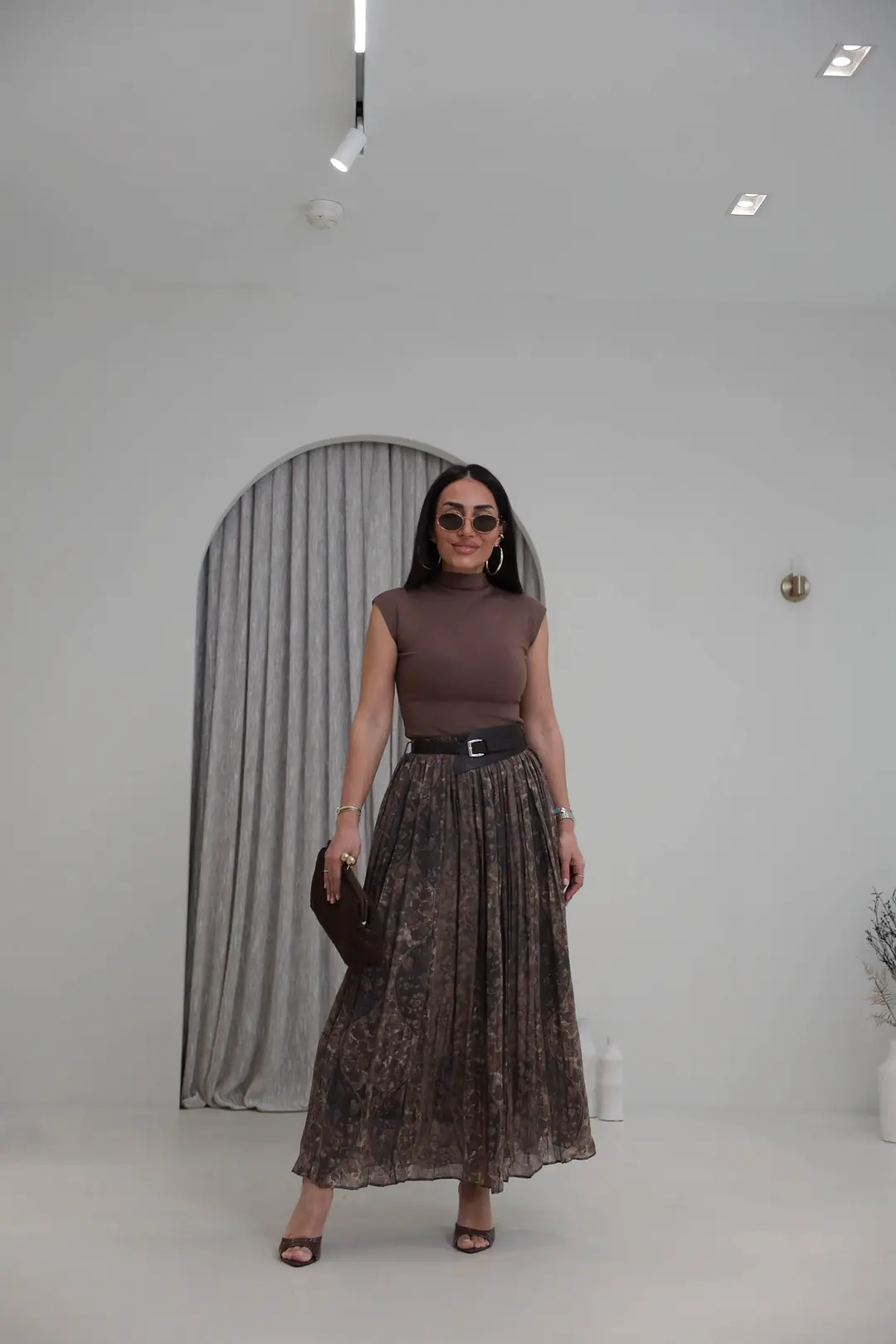 1040 Dik Yaka Sıfır Kol Dokuma Bluz KAHVE