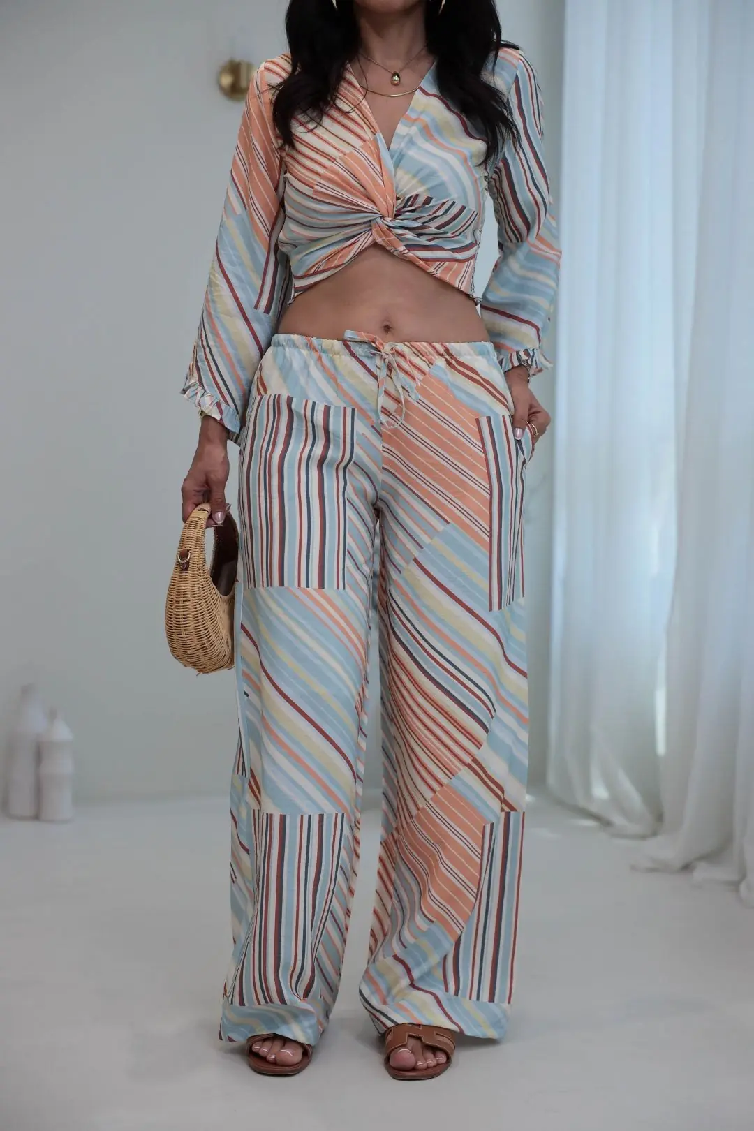 8540 Önü Düğümlü Gipe Detaylı Crop Bluz & Pantolon Takım RENKLİ