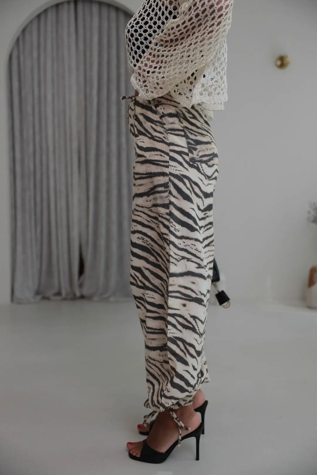 9005 Bel ve Paça Bağcıklı Zebra Desen Pantolon BEJ