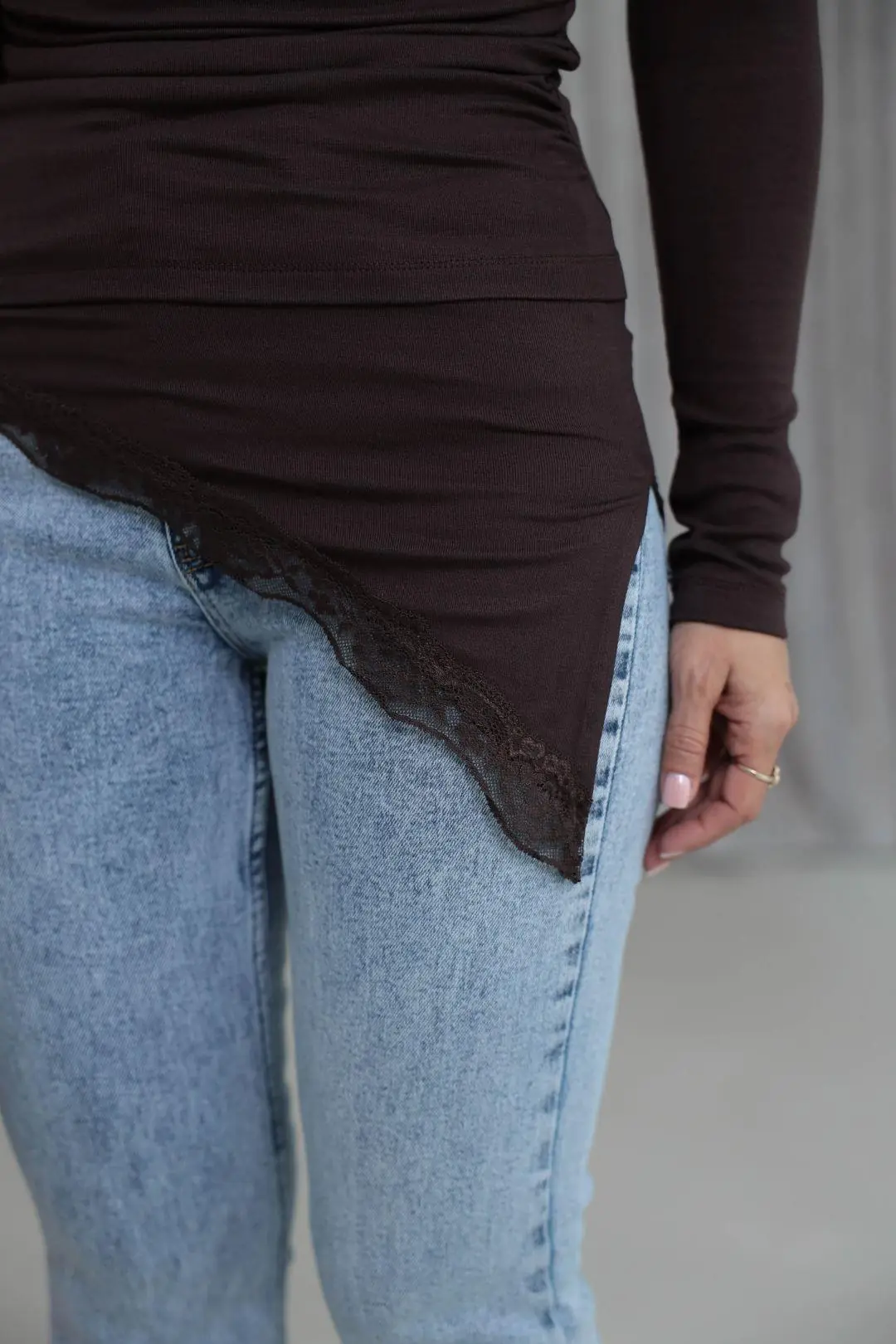 7505 Asimetrik Kesim Dantel ve Drape Detaylı Kayık Yaka Bluz ACI KAHVE