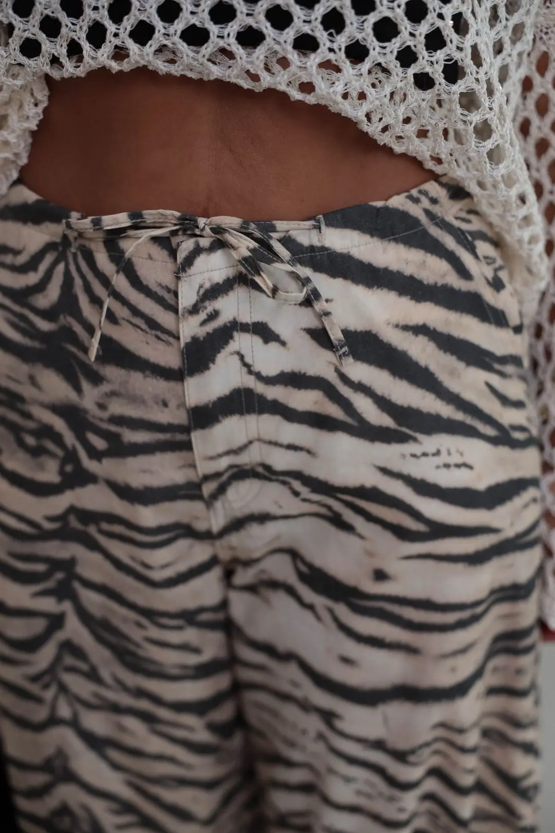 9005 Bel ve Paça Bağcıklı Zebra Desen Pantolon BEJ