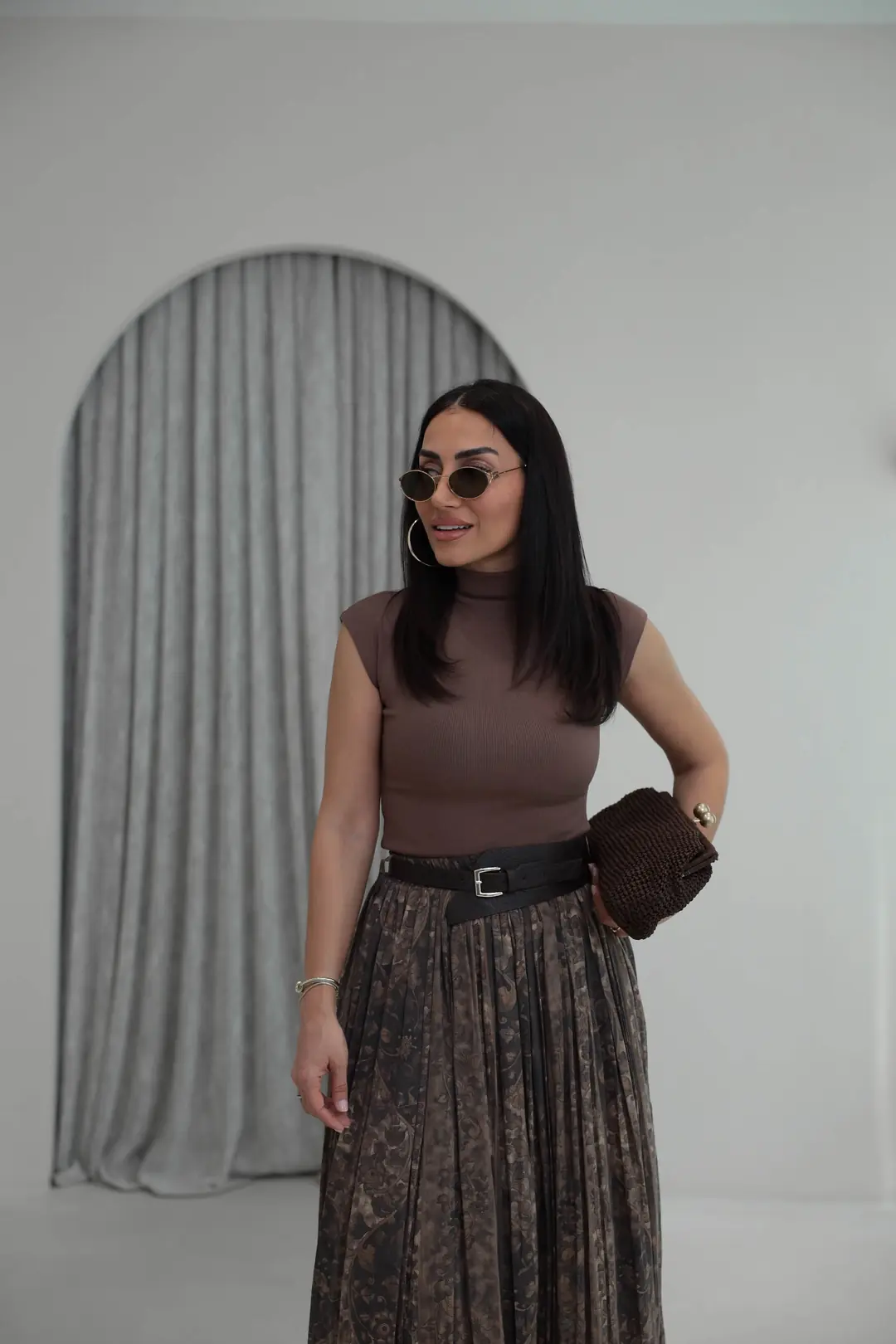 1040 Dik Yaka Sıfır Kol Dokuma Bluz KAHVE