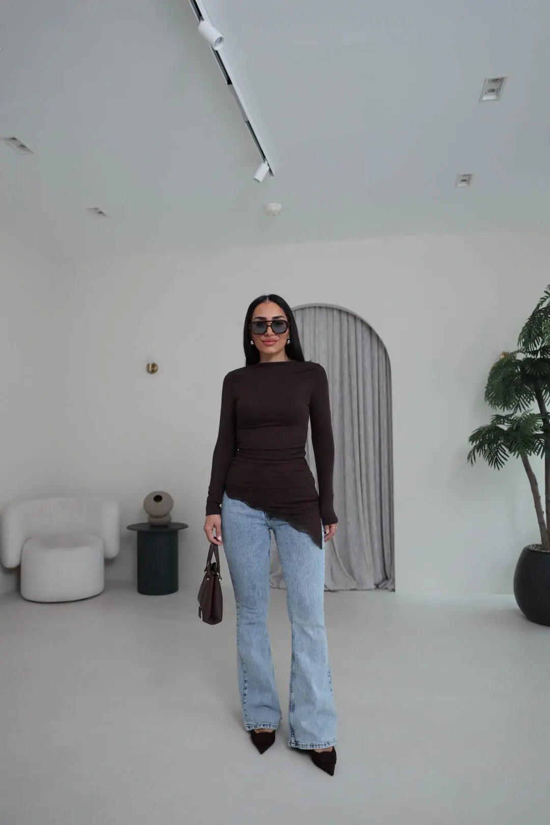 7505 Asimetrik Kesim Dantel ve Drape Detaylı Kayık Yaka Bluz ACI KAHVE