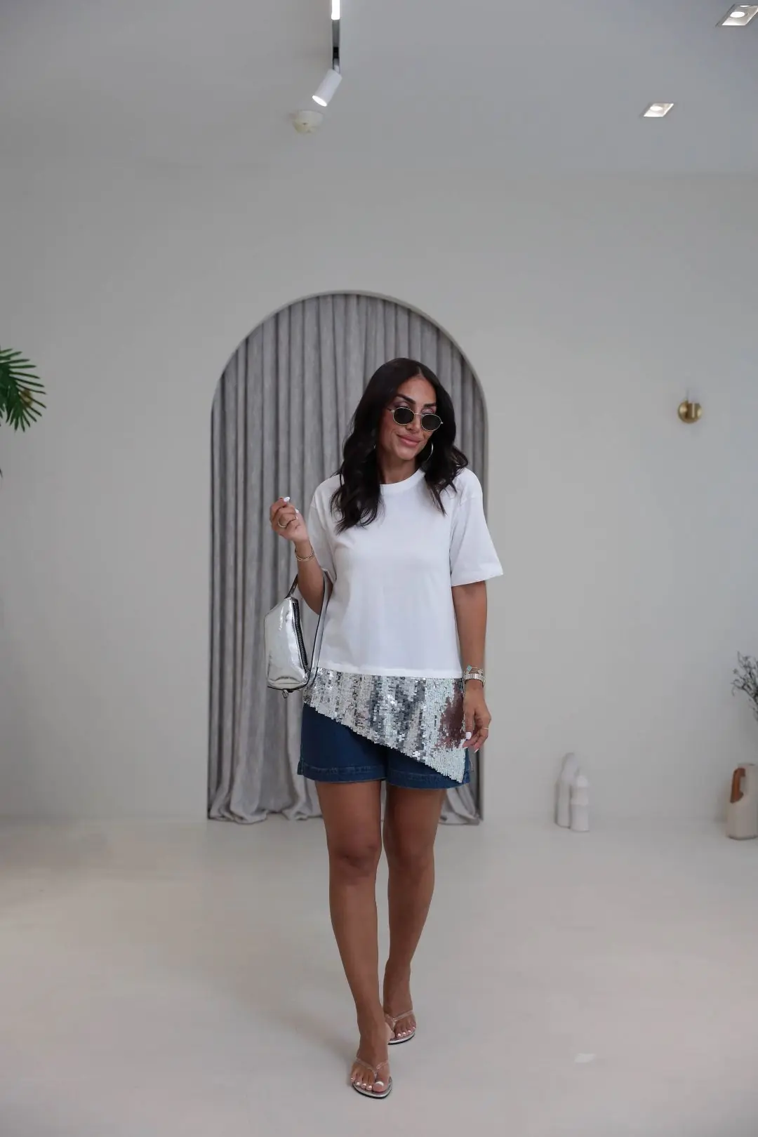 Asimetrik Kesim Pullu Tshirt BEYAZ