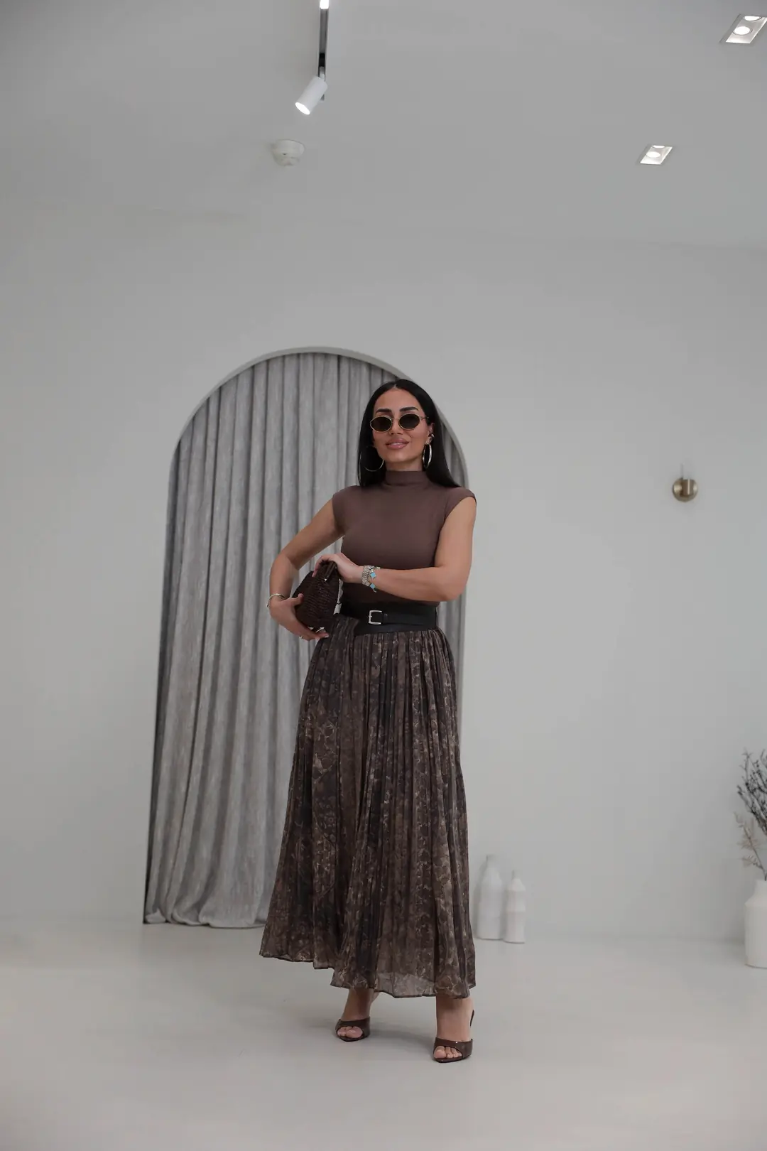 1040 Dik Yaka Sıfır Kol Dokuma Bluz KAHVE