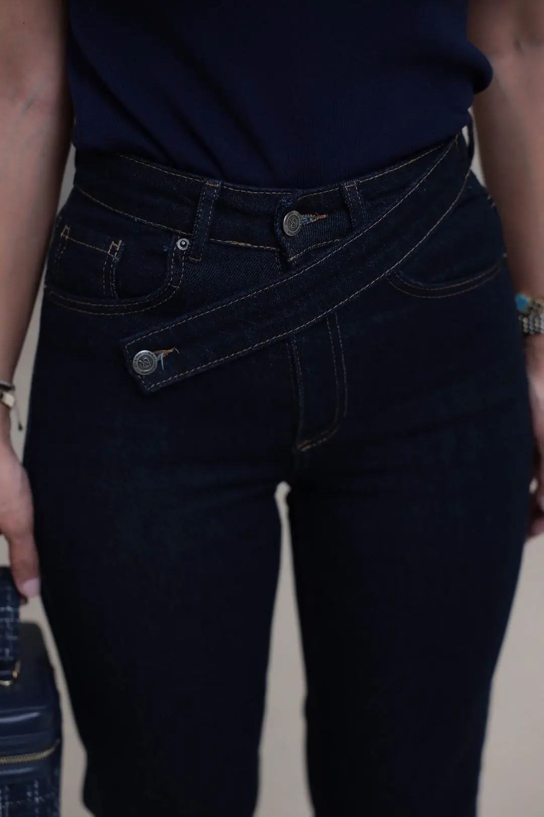 1035 Asimetrik Kemerli Denim Pantolon LACİVERT